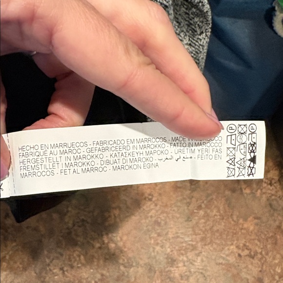 Zara Women's Black and White Textured Blazer
Women’s XL
EUC - Picture 6 of 6